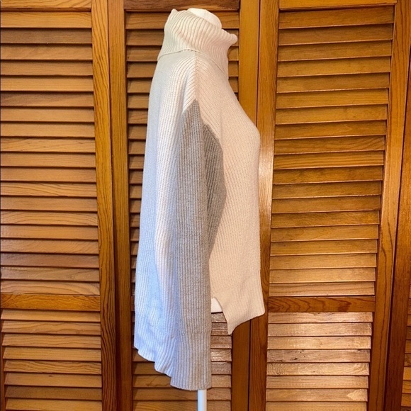 Women's White and Gray Sweater - Picture 6 of 7